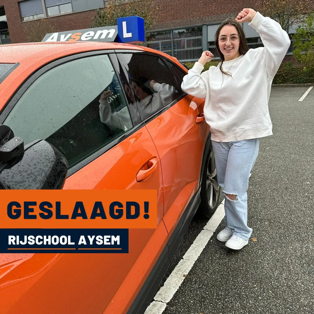 Geslaagde leerling bij de lesauto van Rijschool Aysem in Utrecht