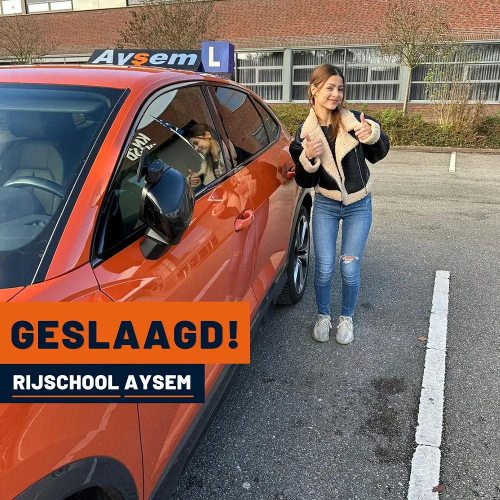 Geslaagde leerling bij de lesauto van Rijschool Aysem in Utrecht