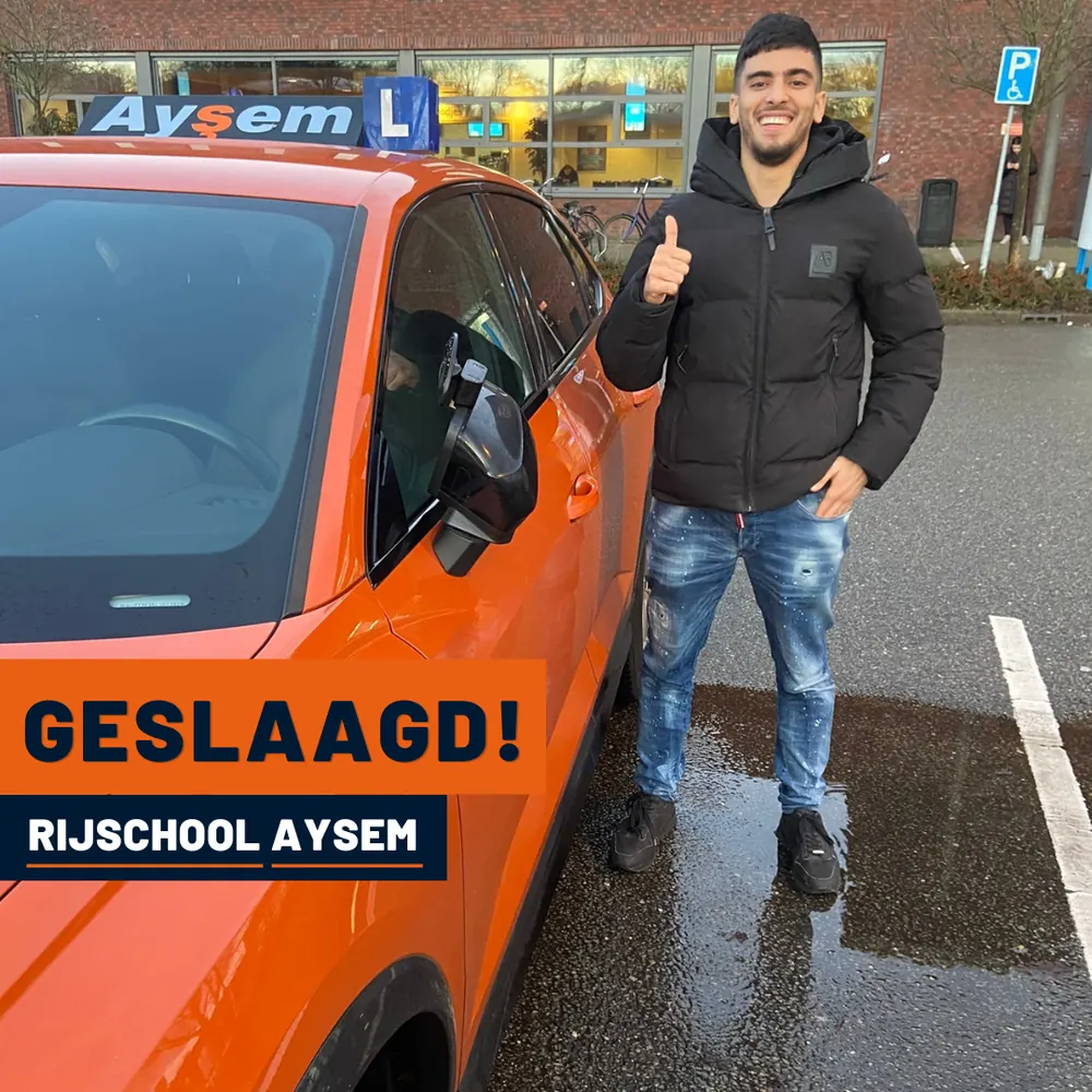 Geslaagde leerling bij de lesauto van Rijschool Aysem in Utrecht