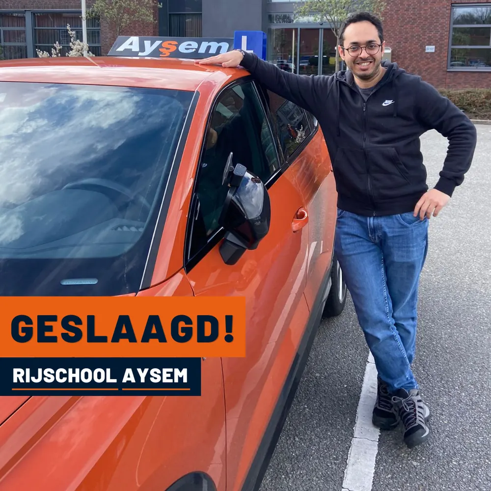 Geslaagde leerling bij de lesauto van Rijschool Aysem in Utrecht