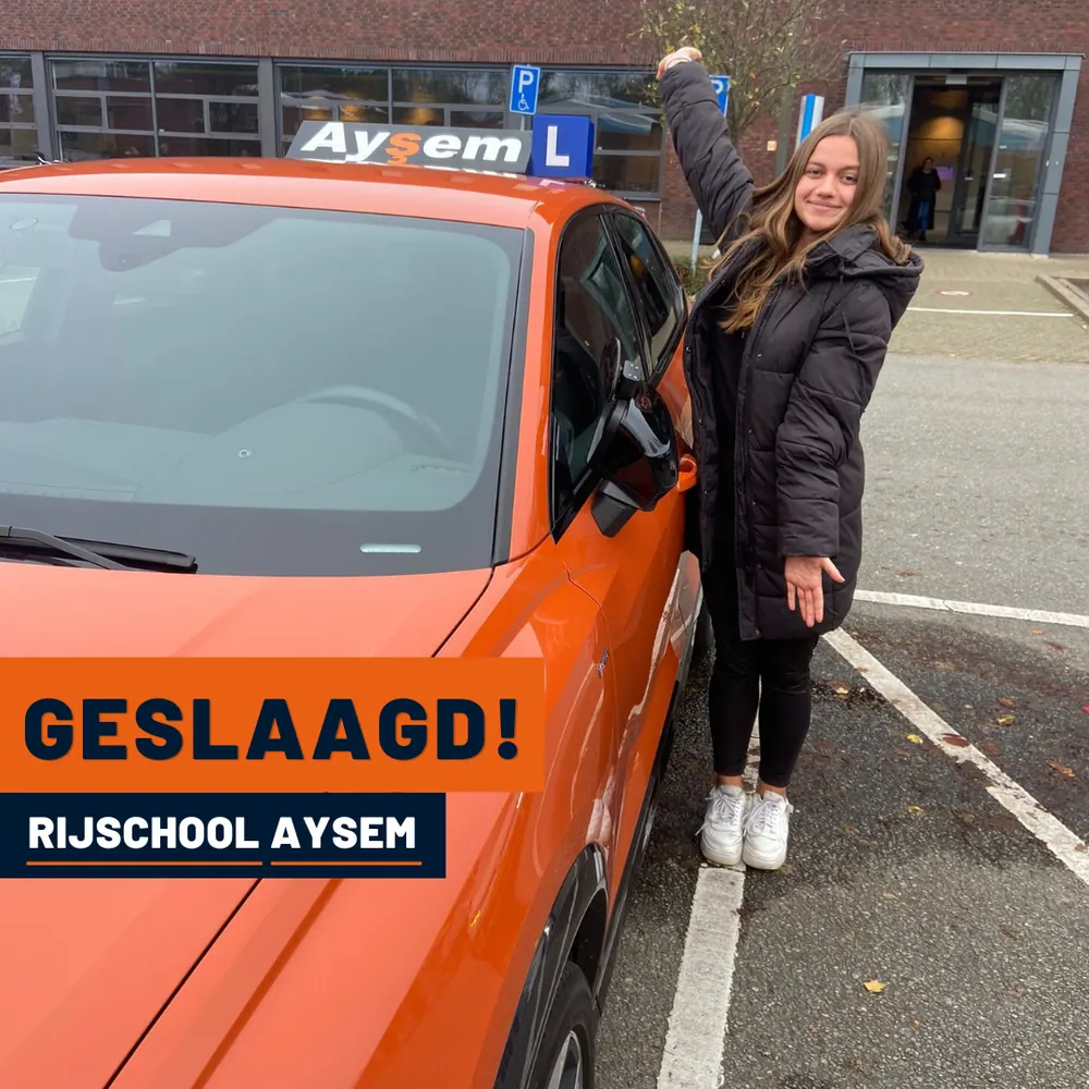 Geslaagde leerling bij de lesauto van Rijschool Aysem in Utrecht