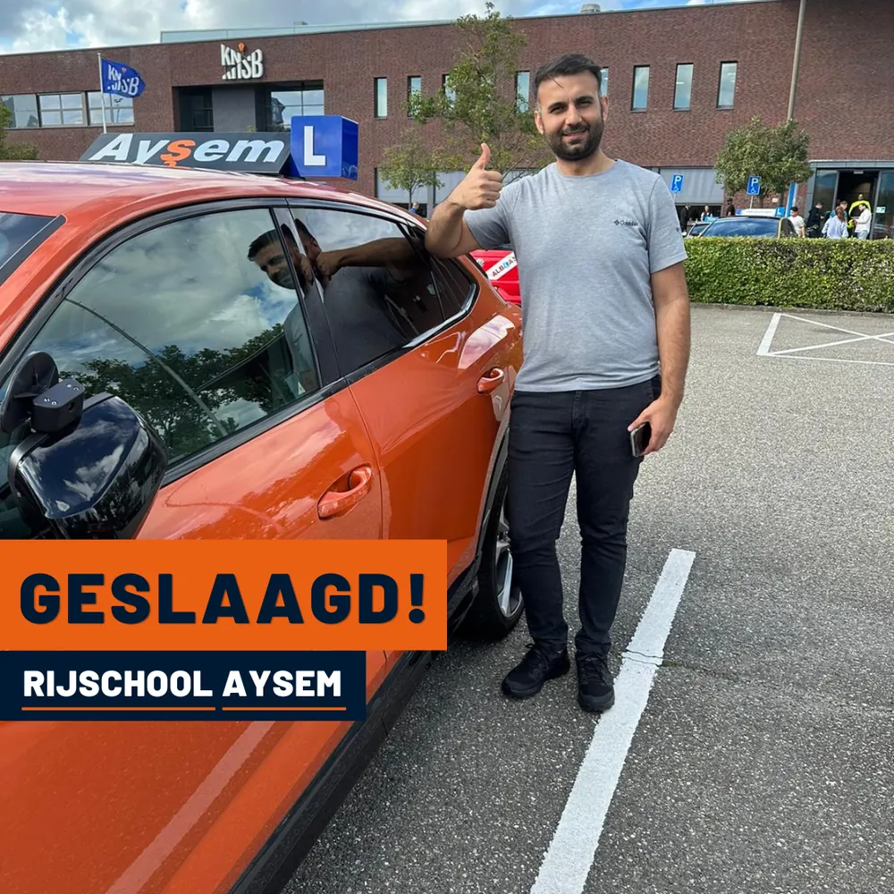 Geslaagde leerling bij de lesauto van Rijschool Aysem in Utrecht