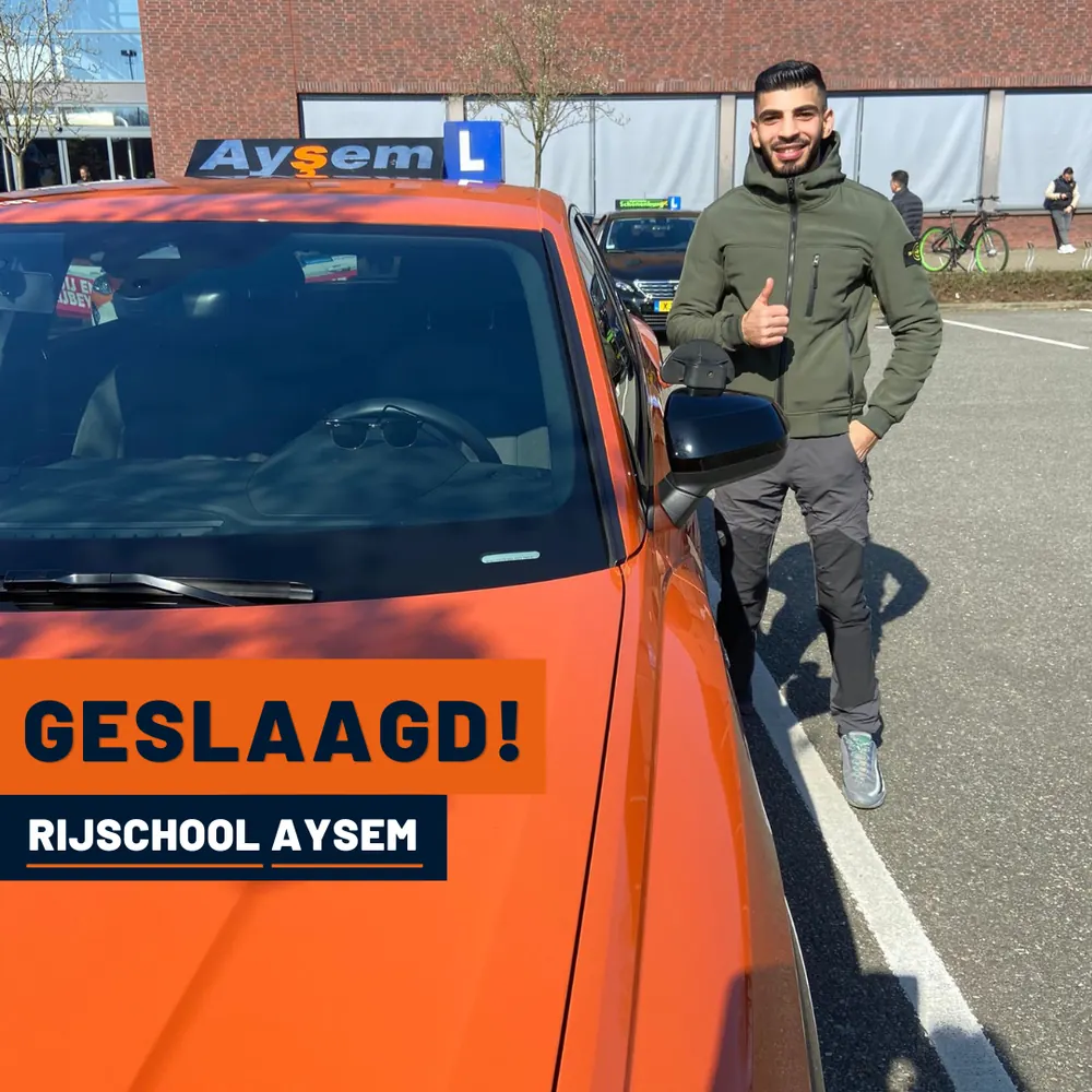 Geslaagde leerling bij de lesauto van Rijschool Aysem in Utrecht