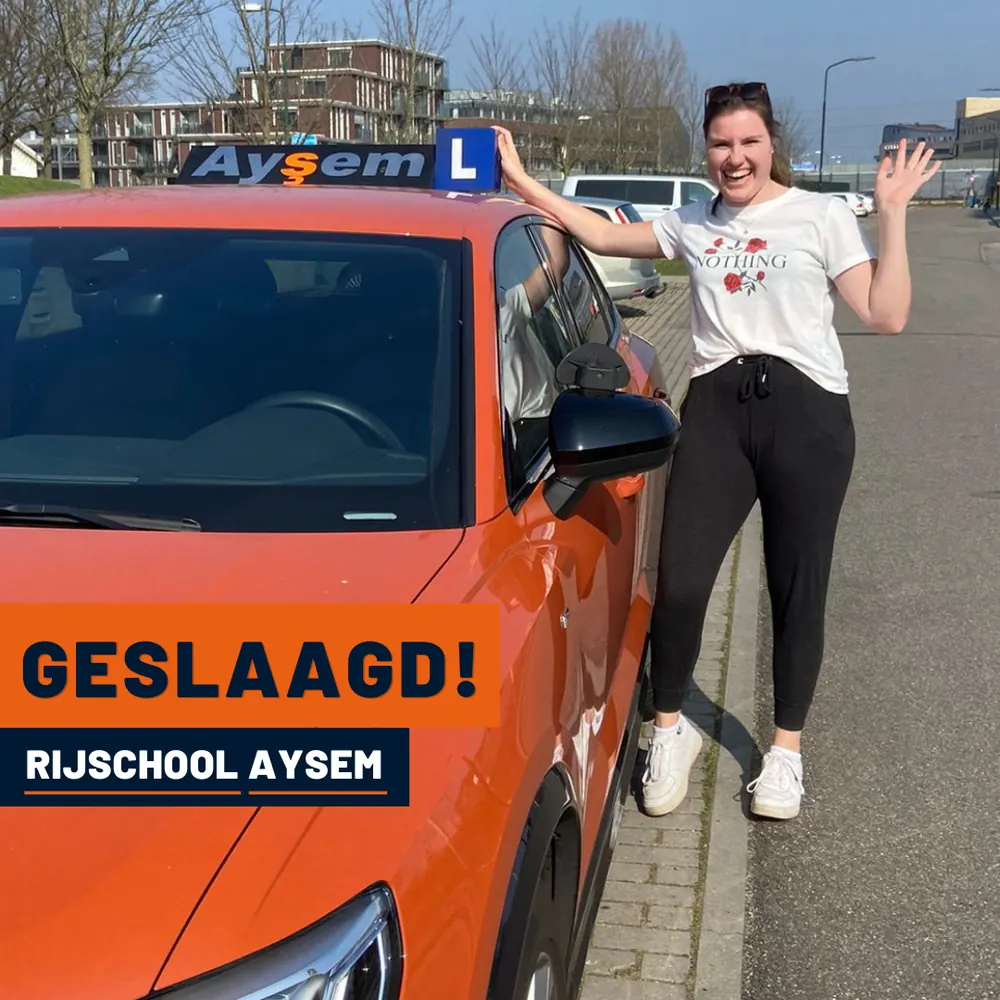 Geslaagde leerling bij de lesauto van Rijschool Aysem in Utrecht