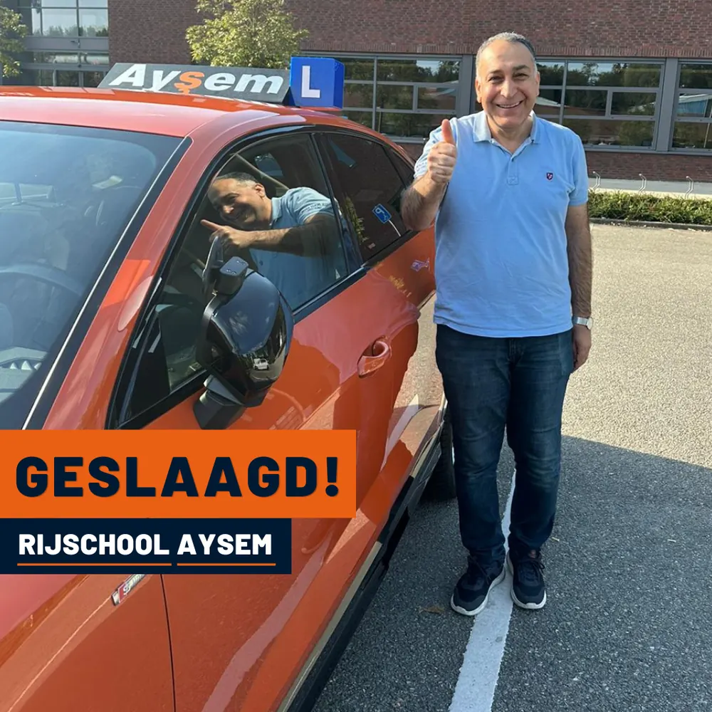 Geslaagde leerling bij de lesauto van Rijschool Aysem in Utrecht