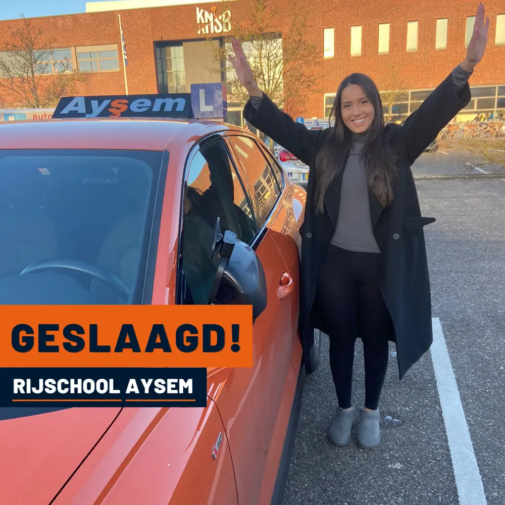 Geslaagde leerling bij de lesauto van Rijschool Aysem in Utrecht