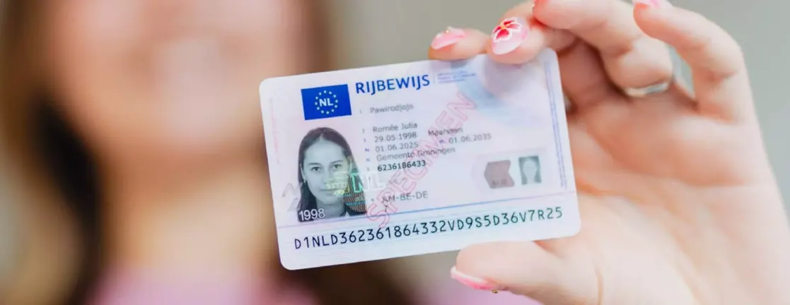 Een vrouw houdt een Nederlands rijbewijs van het nieuwe model omhoog